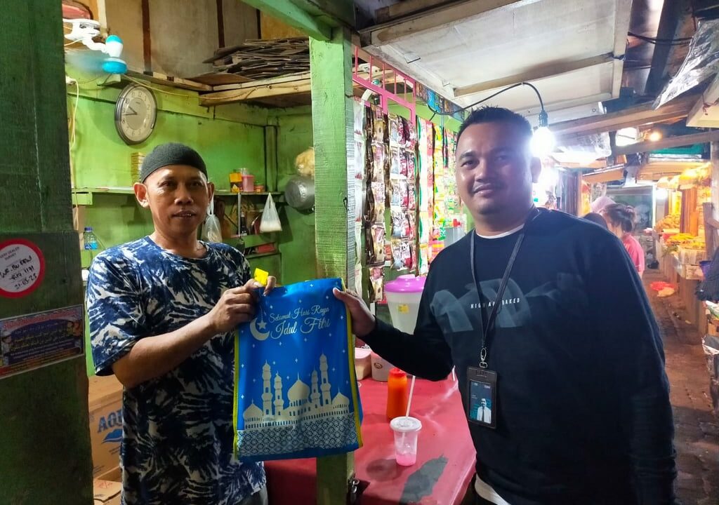 BRI Jakarta Kalimalang Salurkan “Berkah Ramadhan” Bagi Pedagang Pasar Inpres Pondok Bambu