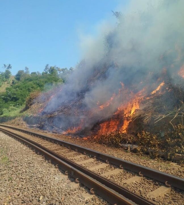 Musim Kemarau, KAI Daop 2 Bandung Himbau Masyarakat Tidak Membakar dan Membuang Sampah Sembarangan di Sekitar Jalur Rel