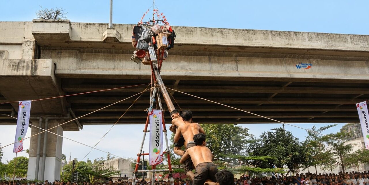 Semarak HUT ke-81 RI, Adapundi Turut Meriahkan Panjat Pinang Kalimalang 2026