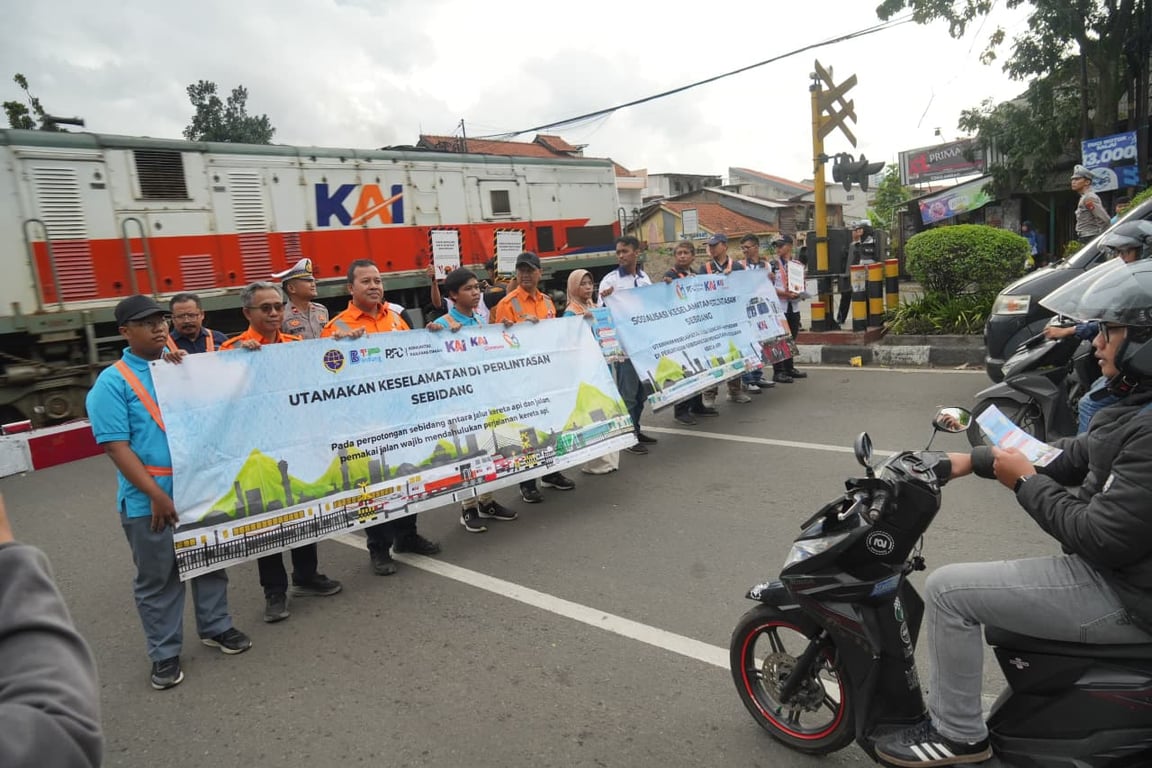 KAI Daop 2 Bandung Ingatkan Masyarakat Utamakan Keselamatan Saat Berada di Sekitar Area Operasional KA KAI Daop 2 Bandung Ingatkan Masyarakat Utamakan Keselamatan Saat Berada di Sekitar Area Operasional KA