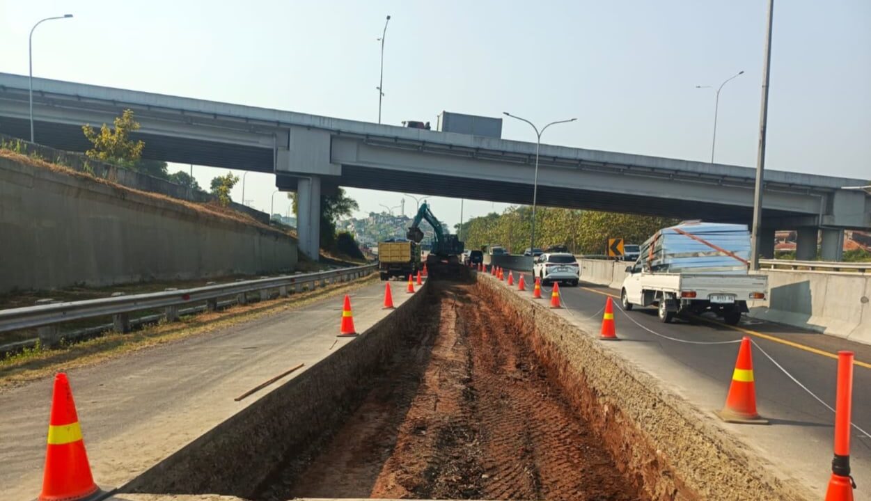 DUKUNG KELANCARAN DAN KENYAMANAN PENGGUNA JALAN, PT JASAMARGA TOLLROAD MAINTENANCE LAKUKAN REKONSTRUKSI PERKERASAN DI RUAS TOL SEMARANG