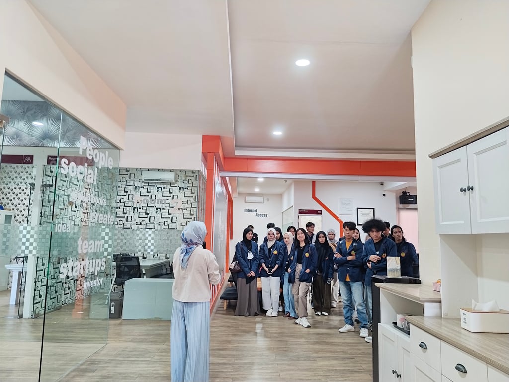 Menjembatani Kampus dan Industri, FIKOM UNASMAN Perkuat Kompetensi Mahasiswa melalui Studi Banding ke Telkom AI Center Menjembatani Kampus dan Industri, FIKOM UNASMAN Perkuat Kompetensi Mahasiswa melalui Studi Banding ke Telkom AI Center