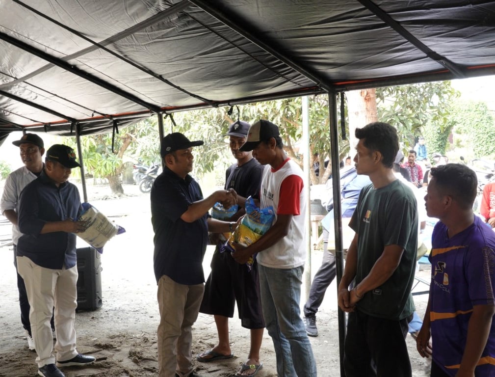 Gerak Cepat, PTPN Group melalui PTPN IV Regional 2 Salurkan Bantuan bagi Warga Terdampak Puting Beliung Gerak Cepat, PTPN Group melalui PTPN IV Regional 2 Salurkan Bantuan bagi Warga Terdampak Puting Beliung