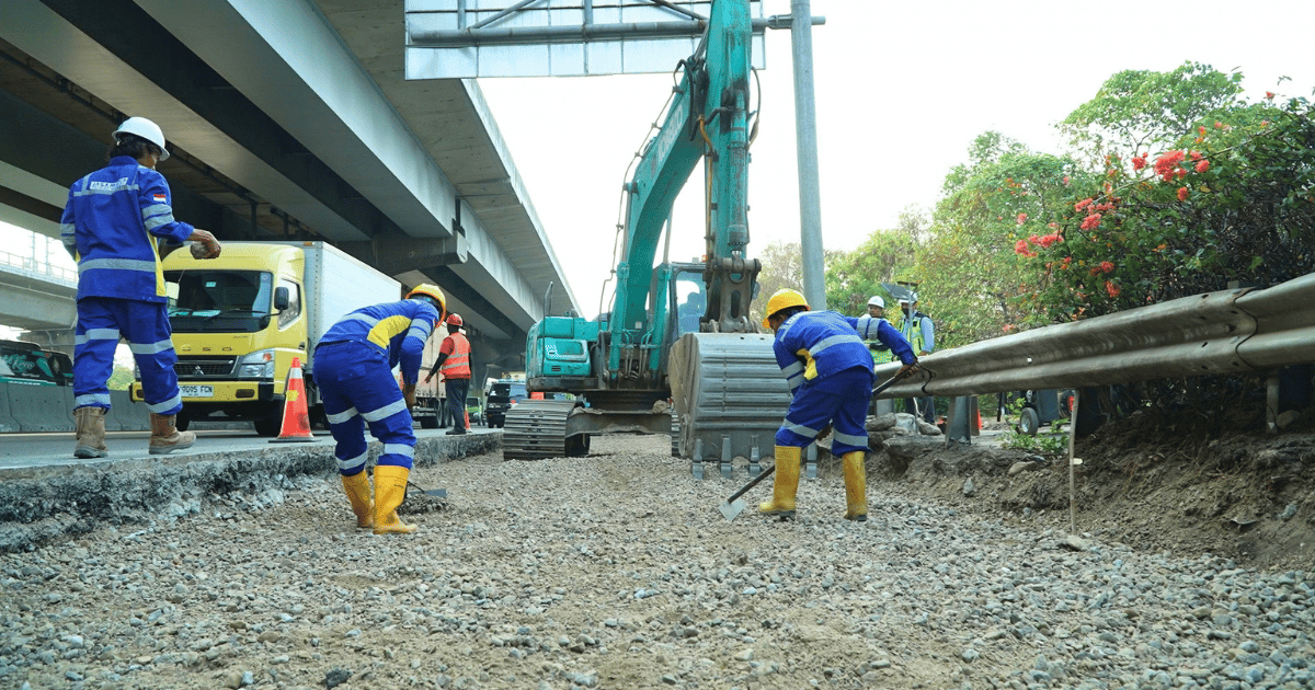 Jaga Kualitas Jalan dan Keselamatan Pengguna, JMTM Laksanakan Preservasi di Sejumlah Titik Tol Jakarta–Cikampek