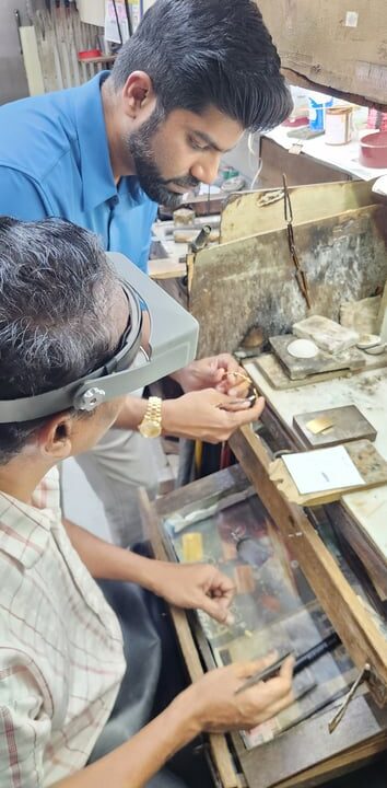 How a Third-Generation KL Gold Dealer Assures Purity: XRF Testing vs. Acid Testing