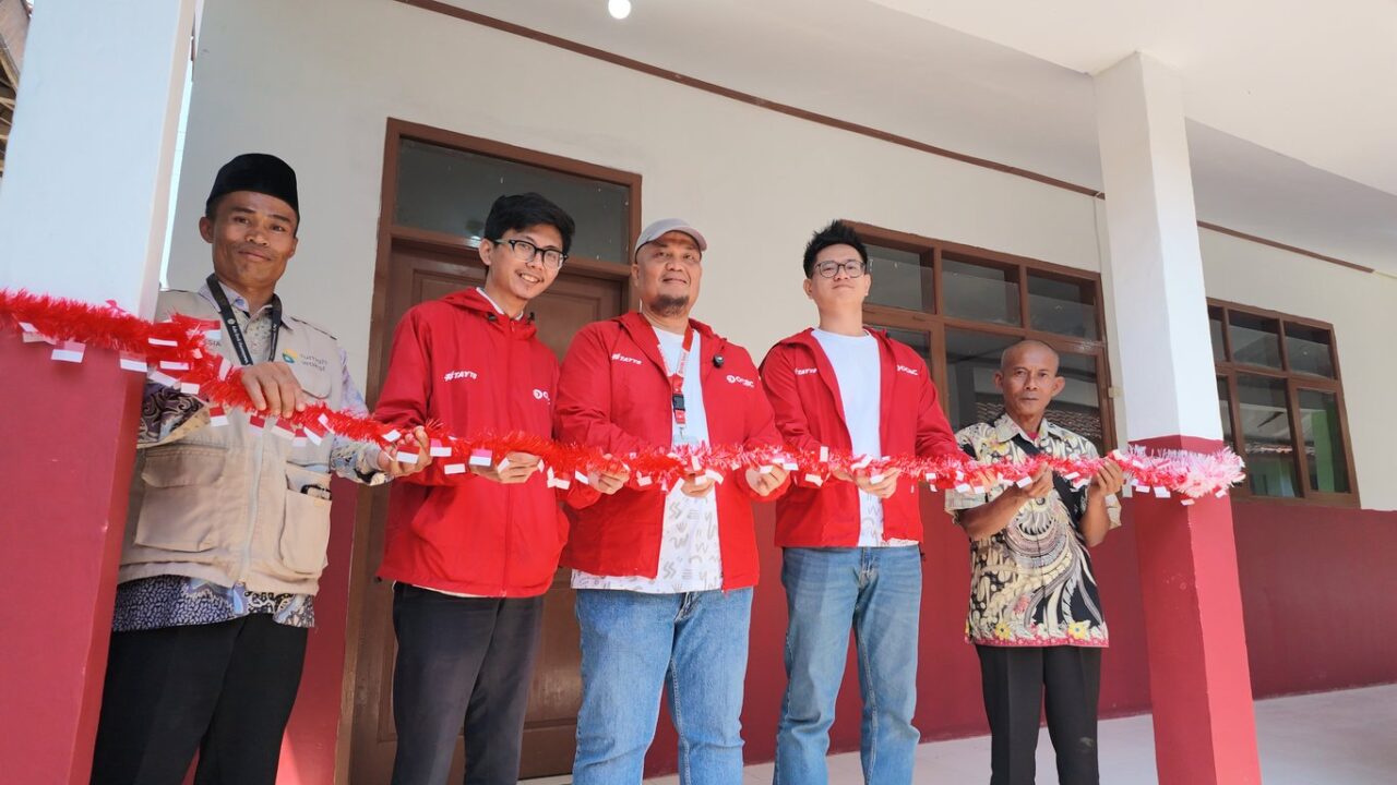 OCBC Syariah dan Rumah Wakaf Salurkan Wakaf untuk Dukung Pendidikan & Keterampilan Siswa di Pelosok Garut