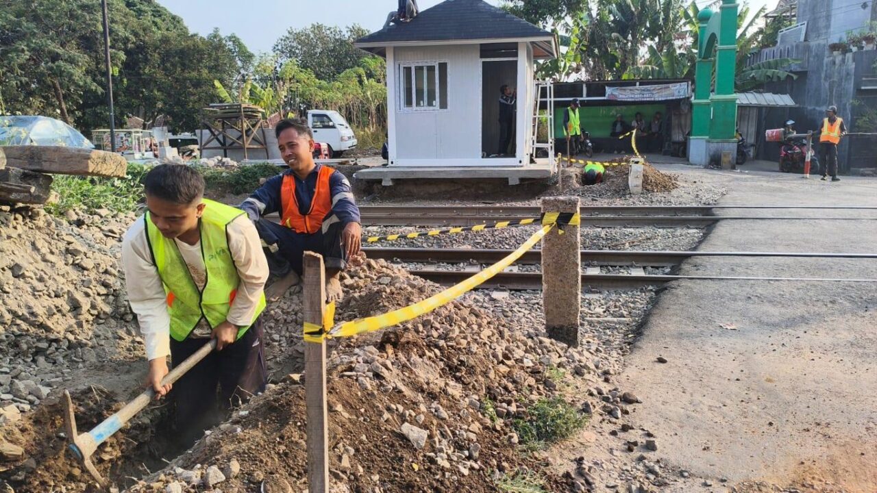 KAI Daop 2 Bandung Fokus Keselamatan Perjalanan Kereta di Perlintasan Sebidang