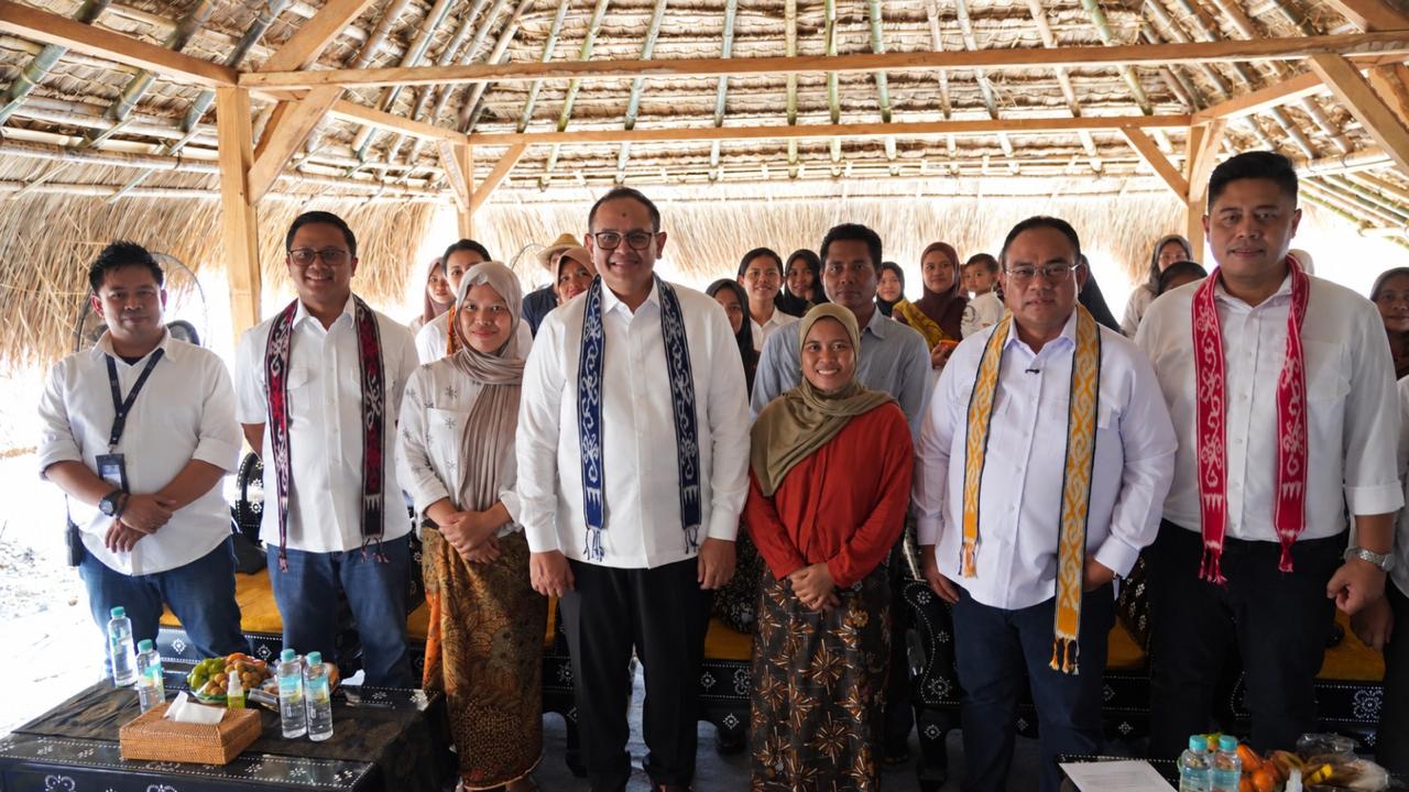 BRI Insurance Bersama PNM Perkuat Pemulihan Warga Terdampak Kebakaran Desa Adat Sade-NTB