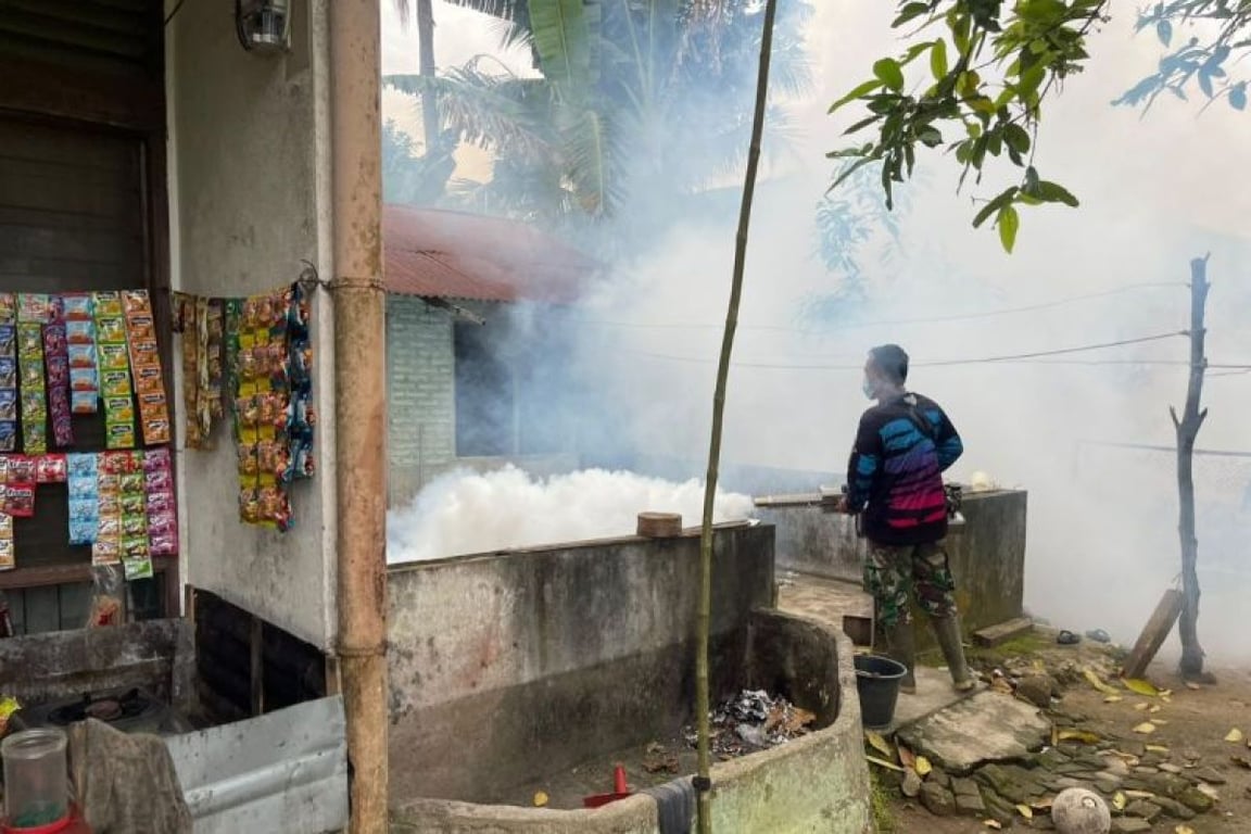 Peduli Kesehatan Lingkungan, PTPN Group melalui Unit Riset Sungei Putih PT RPN Berkolaborasi Lakukan Fogging
