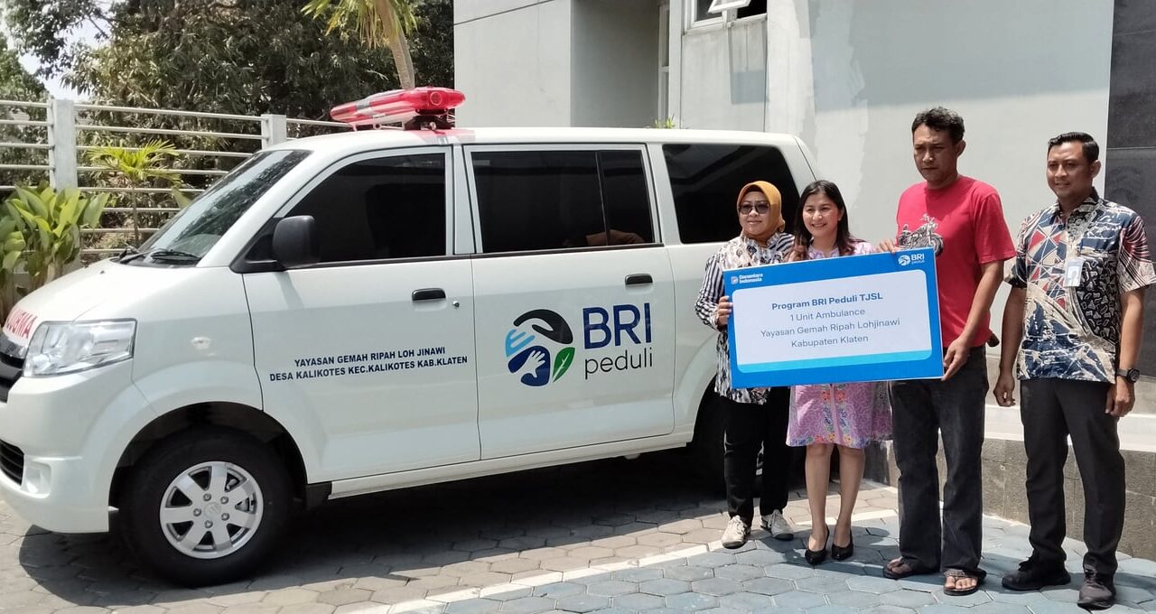 Perkuat Layanan Kesehatan di Hari Batik Nasional, BRI Serahkan Ambulans untuk SMA Yayasan Gemah Ripah Lohjinawi Klaten