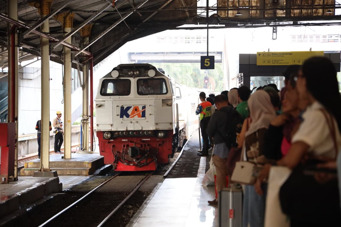 Triwulan III 2026, KAI Daop 2 Bandung Layani Lebih dari 1,37 Juta Pengguna Jasa KA Jarak Jauh, Tumbuh 10 Persen Triwulan III 2026, KAI Daop 2 Bandung Layani Lebih dari 1,37 Juta Pengguna Jasa KA Jarak Jauh, Tumbuh 10 Persen