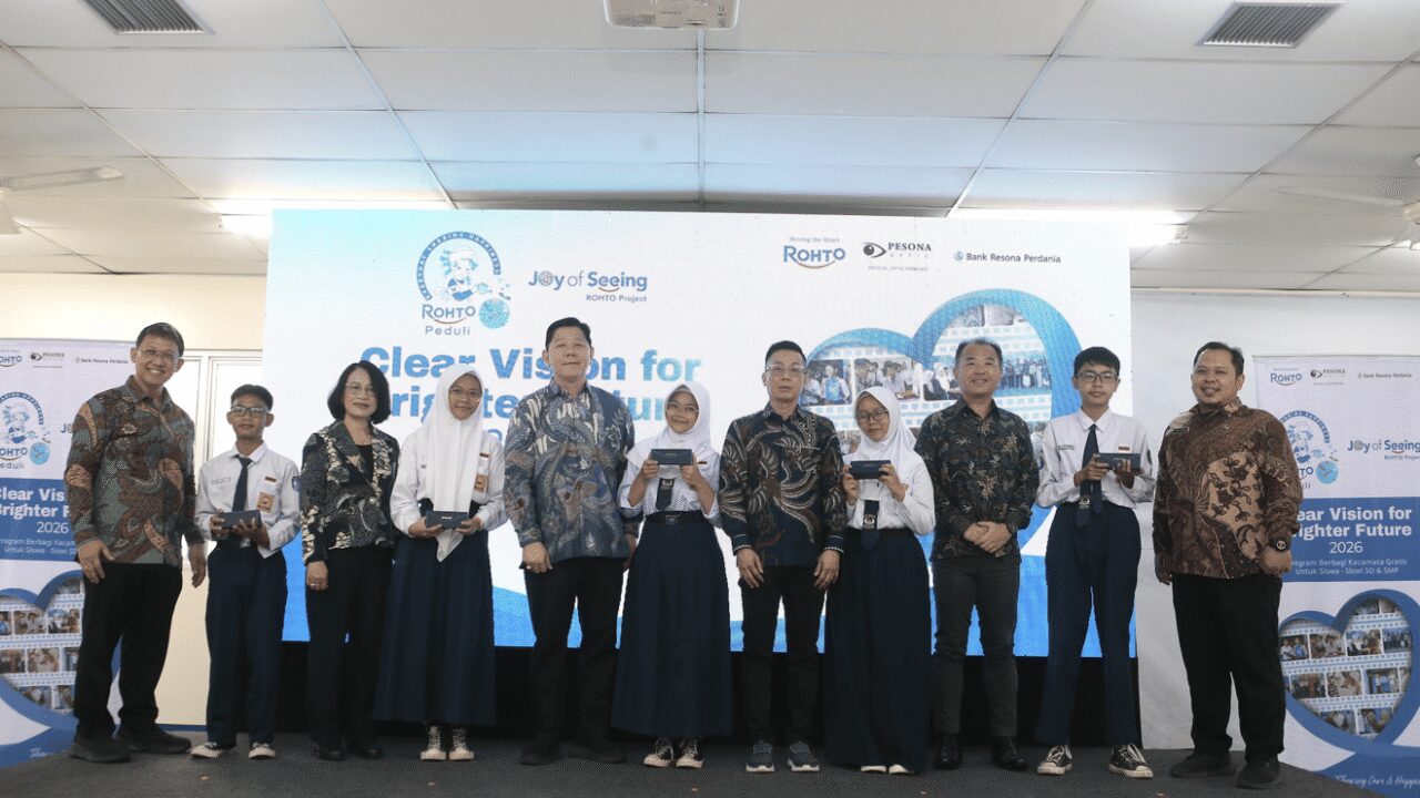PT Rohto Laboratories Indonesia hadirkan kembali kegiatan ROHTO PEDULI – “Joy of Seeing – A Healthy Future for All” dengan membagikan 1.500 kacamata gratis bagi siswa SD dan SMP serta 500 kacamata gratis bagi para lansia & operator pabrik.
