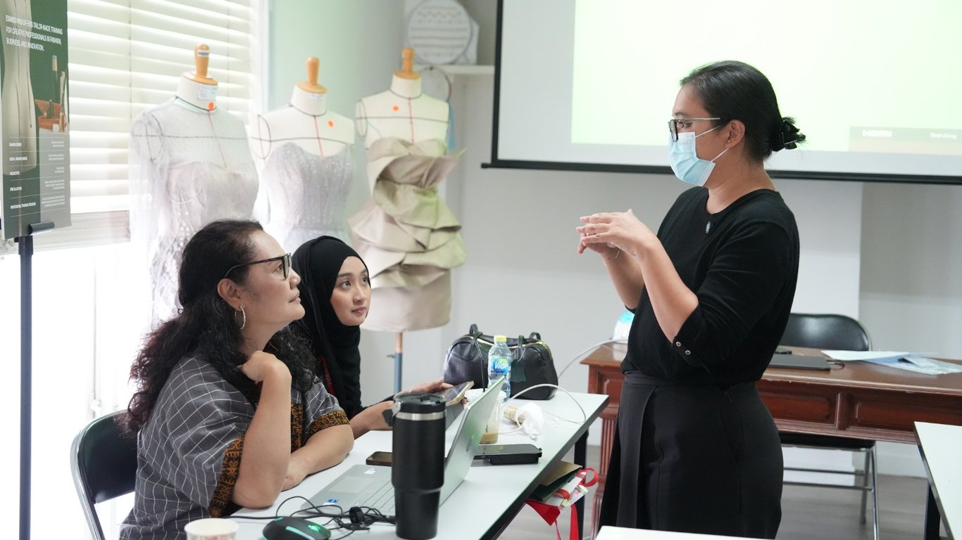 Perkuat Ekonomi Kreatif Bidang Fashion, PT Pelindo Sinergi Lokaseva Bekali UMK Binaan melalui FASH-UP LOCAL Perkuat Ekonomi Kreatif Bidang Fashion, PT Pelindo Sinergi Lokaseva Bekali UMK Binaan melalui FASH-UP LOCAL
