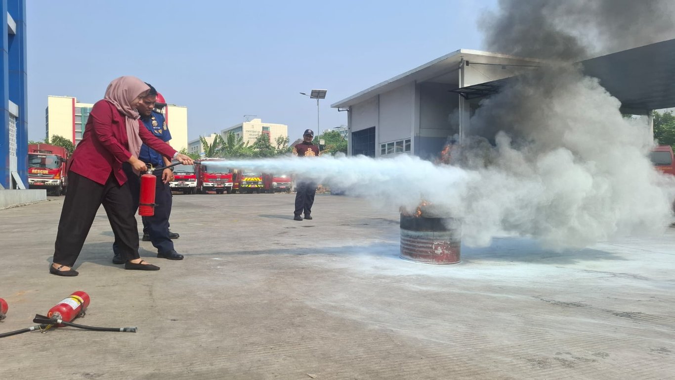 Komitmen Terapkan K3, PT Railink dan Sudin Damkar Jaktim Gelar Diklat Pemadam Kebakaran