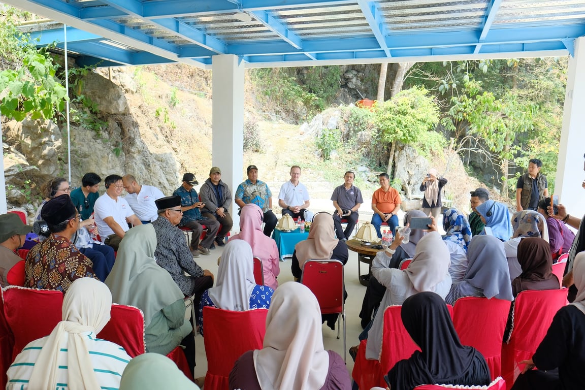 Pendapatan Wisata dan Anggaran Ekologis Bantu 300 Anak di Desa Tukamasea Bersekolah Pendapatan Wisata dan Anggaran Ekologis Bantu 300 Anak di Desa Tukamasea Bersekolah
