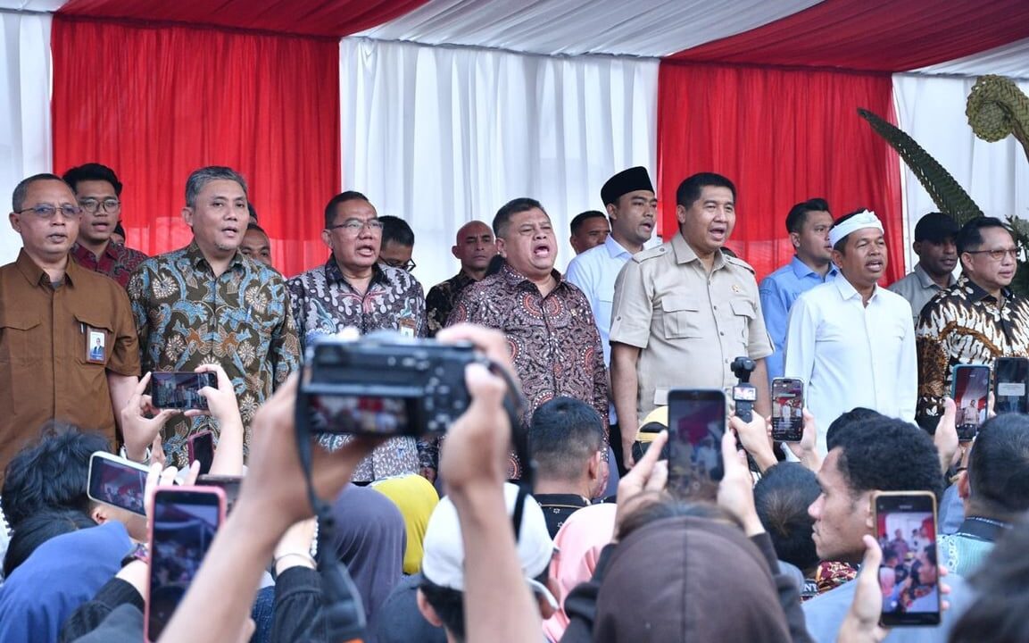 Komisioner BP Tapera Dampingi Menteri PKP dalam Kunjungan Program Bedah Rumah dan Gentengisasi di Purwakarta