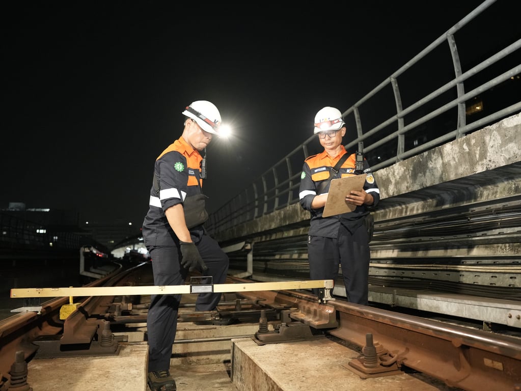 Di Balik Keselamatan dan Kelancaran Perjalanan, Petugas LRT Jabodebek Rutin Periksa dan Rawat Jalur Di Balik Keselamatan dan Kelancaran Perjalanan, Petugas LRT Jabodebek Rutin Periksa dan Rawat Jalur