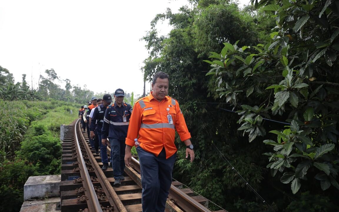Antisipasi Perubahan Musim, KAI Daop 2 Bandung Perkuat Pengawasan Jalur KA untuk Jaga Keselamatan Perjalanan